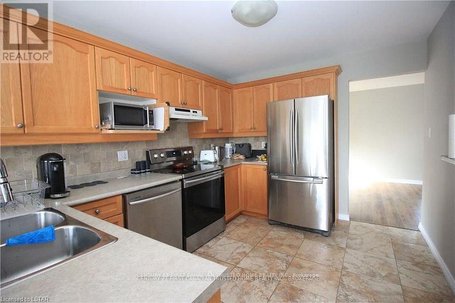 945 Homeview Court, London South, Ontario  N6C 6C1 - Photo 8 - X12364827
