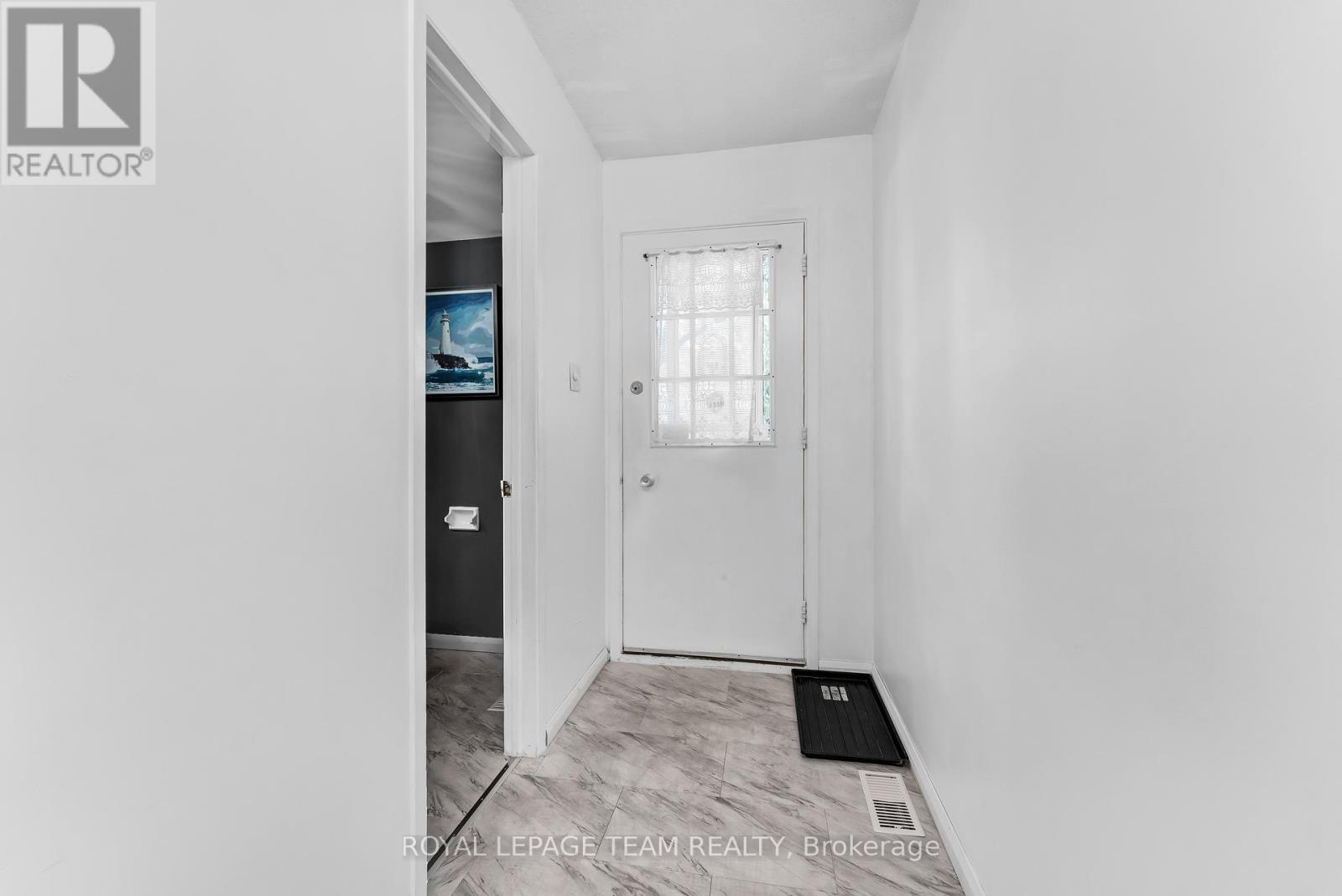 11 - 2415 Southvale Crescent, Ottawa, Ontario  K1B 4T9 - Photo 3 - X12364880