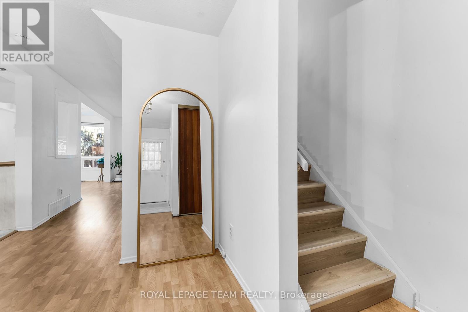 11 - 2415 Southvale Crescent, Ottawa, Ontario  K1B 4T9 - Photo 5 - X12364880