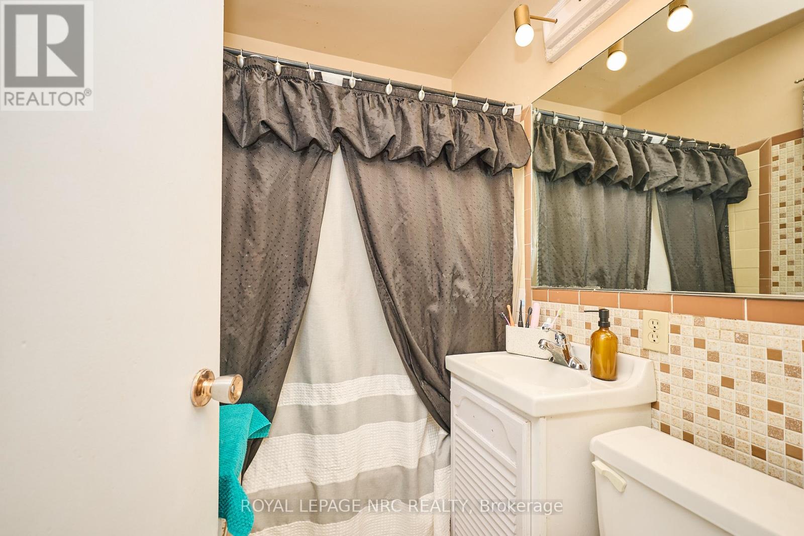 7221 Windsor Crescent, Niagara Falls, Ontario  L2G 1G2 - Photo 13 - X12364872