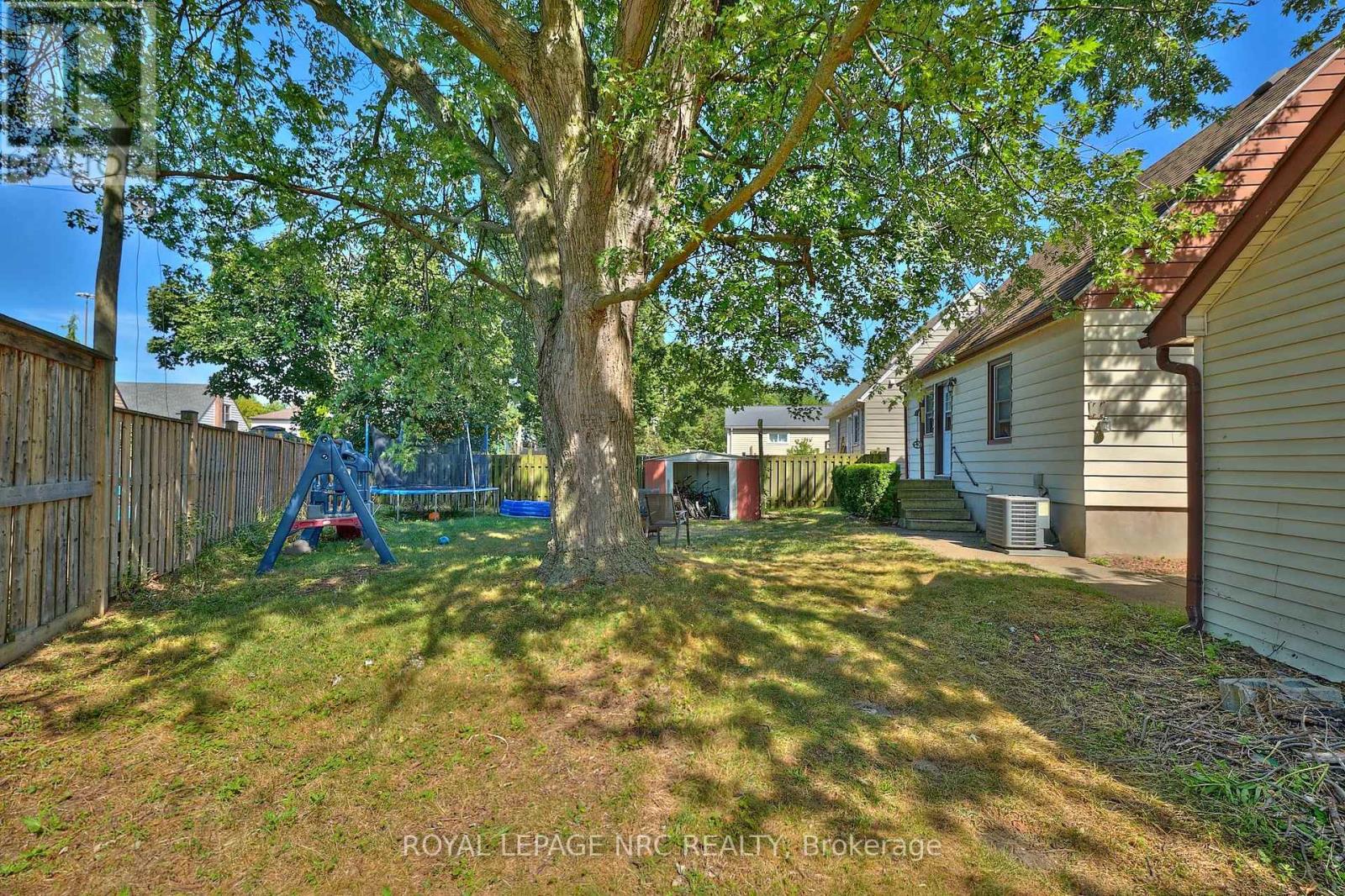 7221 Windsor Crescent, Niagara Falls, Ontario  L2G 1G2 - Photo 4 - X12364872