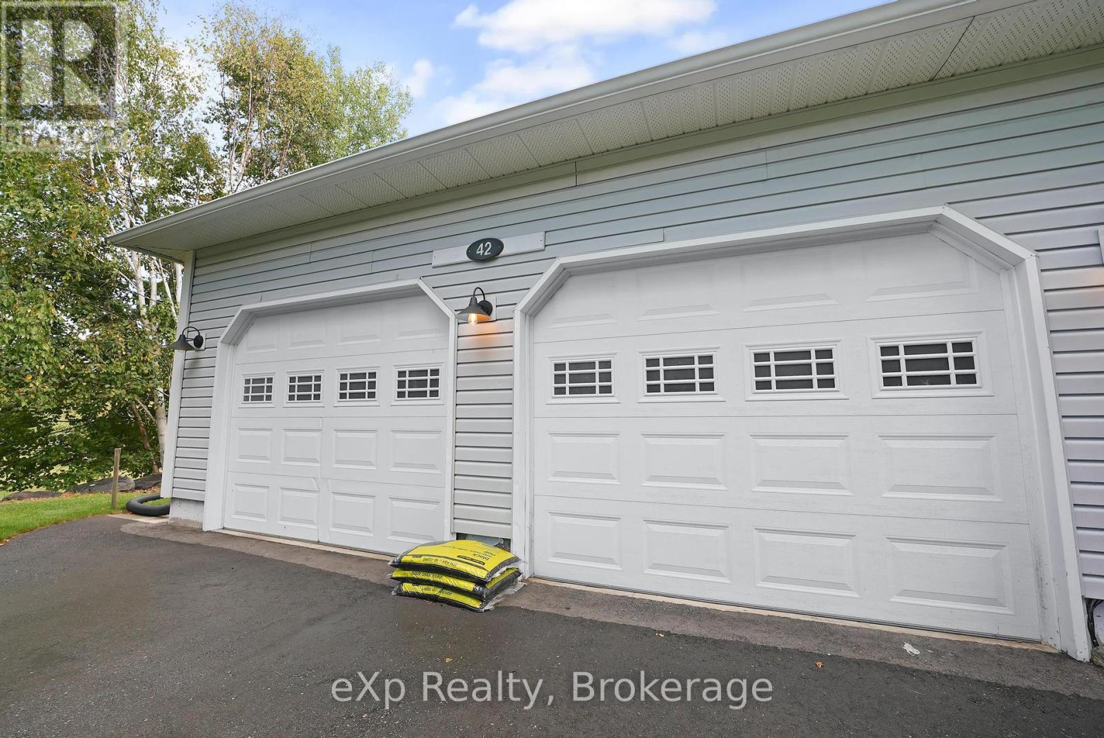 42 Sancayne Street, Dysart Et Al, Ontario  K0M 1S0 - Photo 4 - X12360177