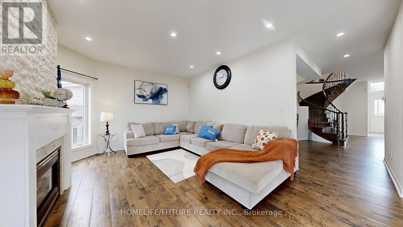 51 Estate Garden Drive, Richmond Hill, Ontario  L4E 3V5 - Photo 10 - N12357335