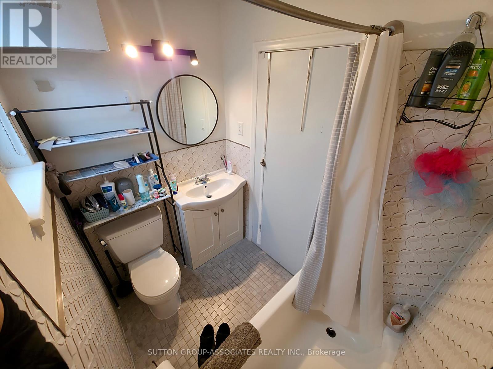 120 Edinborough Court, Toronto (Rockcliffe-Smythe), Ontario  M6N 2E8 - Photo 6 - W12363492