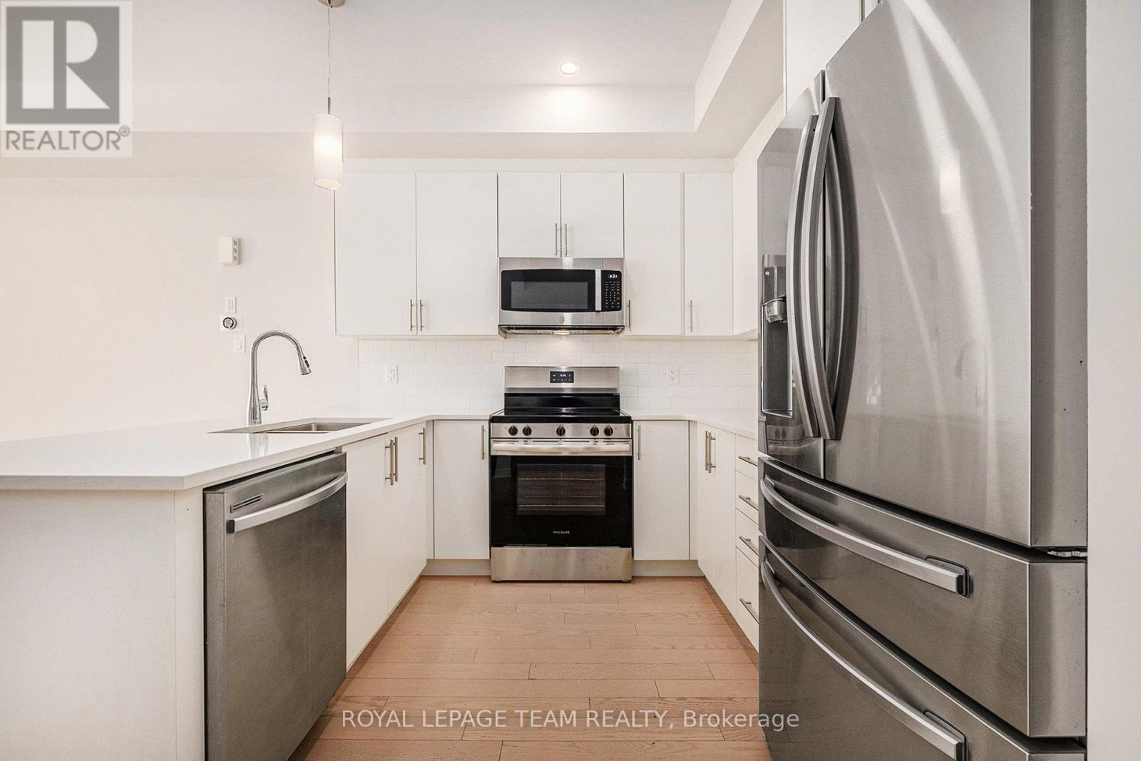 130 Wabikon Crescent, Ottawa, Ontario  K1X 0H8 - Photo 9 - X12364956