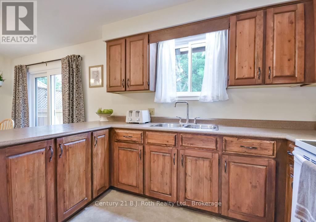 65 Lahay Avenue, Orillia, Ontario  L3V 7A2 - Photo 17 - S12364931