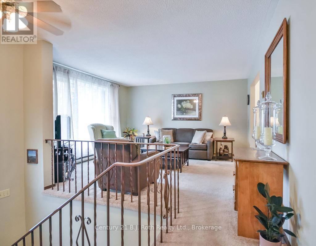 65 Lahay Avenue, Orillia, Ontario  L3V 7A2 - Photo 6 - S12364931