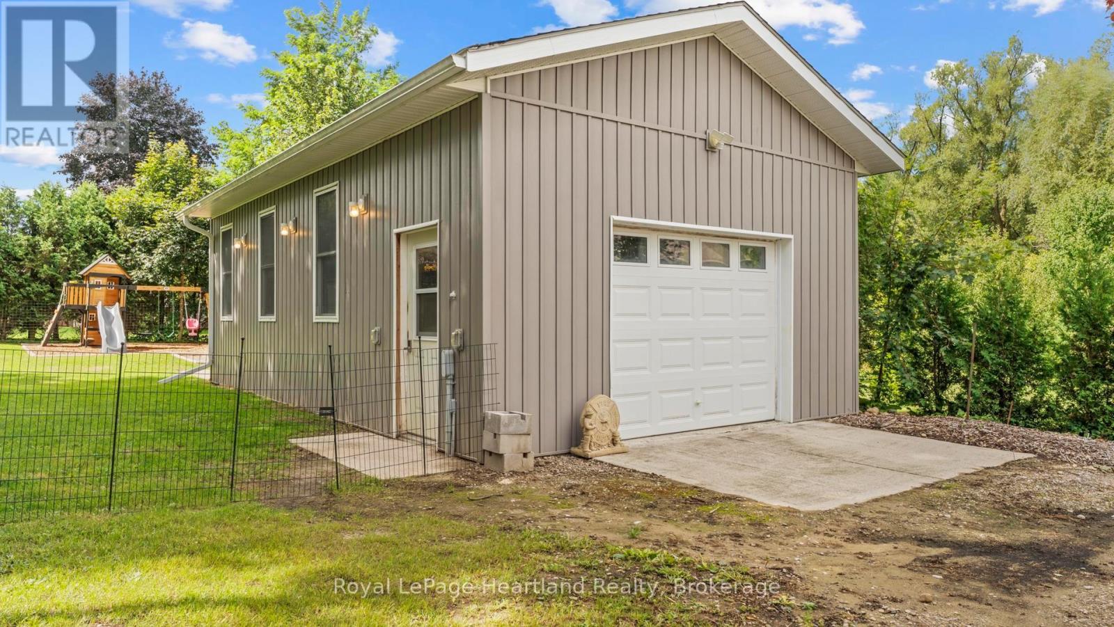 422 Willoughby Street, Huron-Kinloss, Ontario  N0G 2H0 - Photo 39 - X12365005
