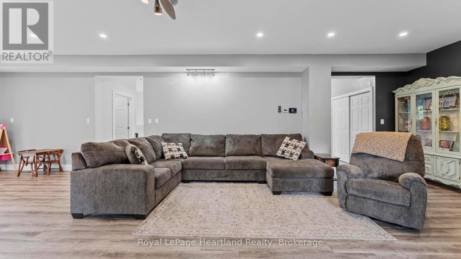 422 Willoughby Street, Huron-Kinloss, Ontario  N0G 2H0 - Photo 9 - X12365005