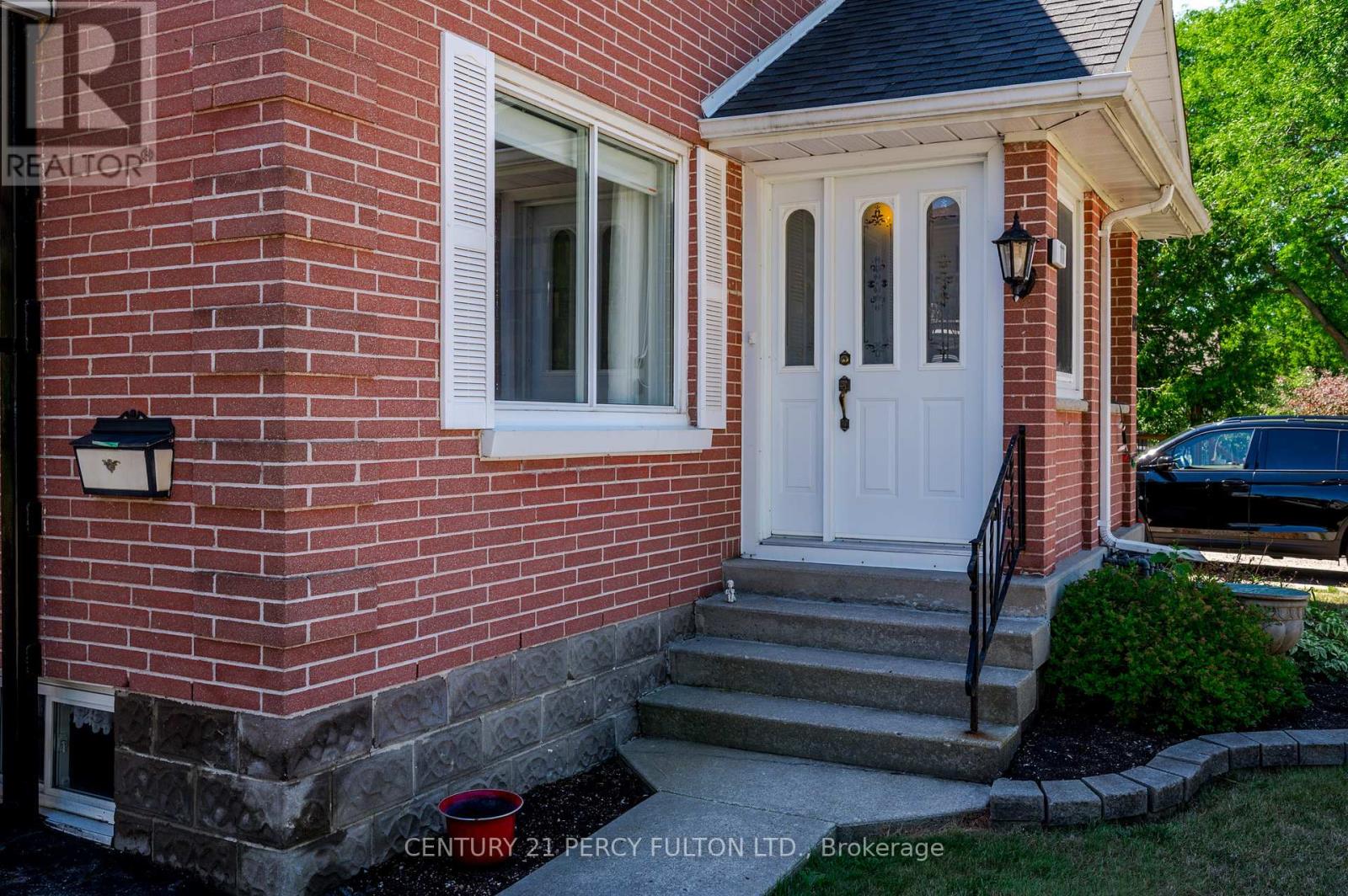 111 Short Avenue, Kawartha Lakes, Ontario  K9V 1J7 - Photo 2 - X12364839