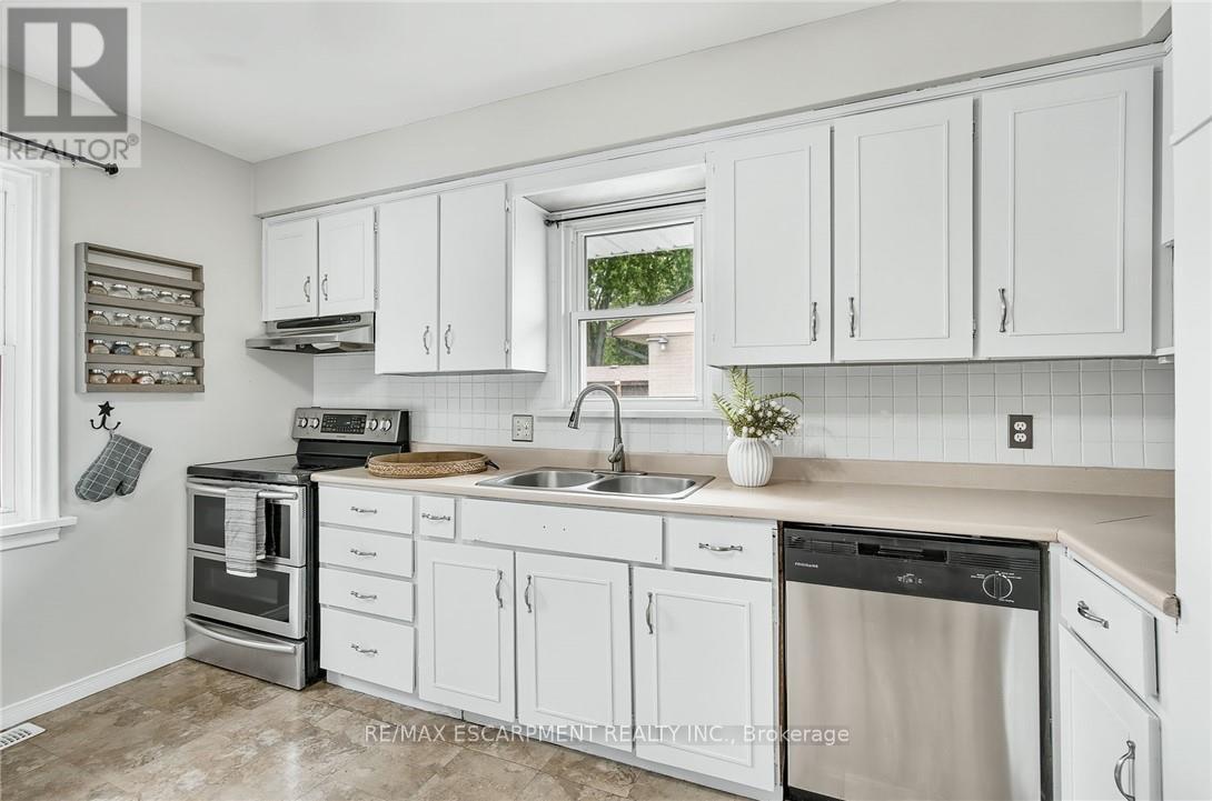 50 Sandalwood Avenue, Hamilton, Ontario  L8T 2E3 - Photo 8 - X12364841