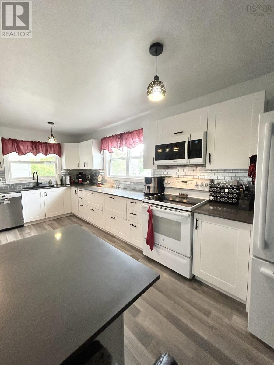 8 Smith Avenue, Springhill, Nova Scotia  B0M 1X0 - Photo 2 - 202521644