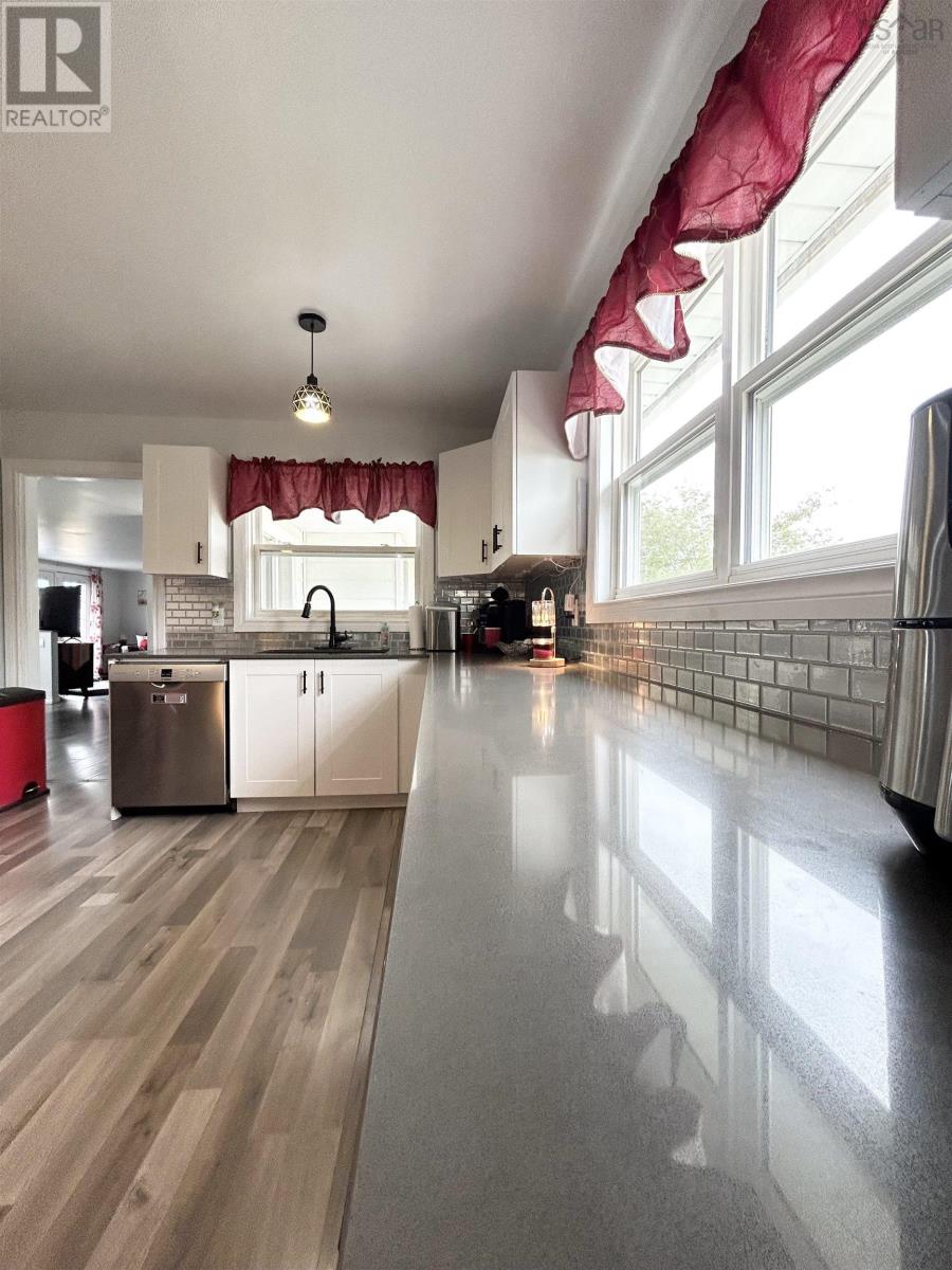 8 Smith Avenue, Springhill, Nova Scotia  B0M 1X0 - Photo 5 - 202521644