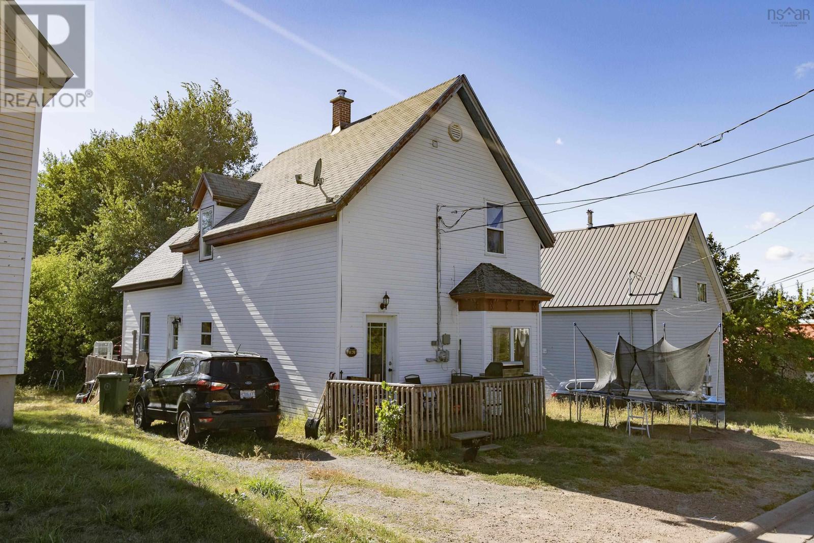 17 Pleasant Street, Springhill, Nova Scotia