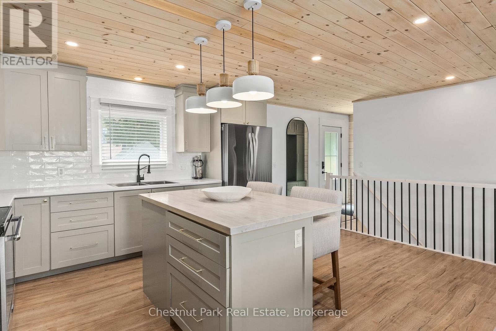 179 Rowanwood Road, Huntsville, Ontario  P0B 1M0 - Photo 2 - X12131127