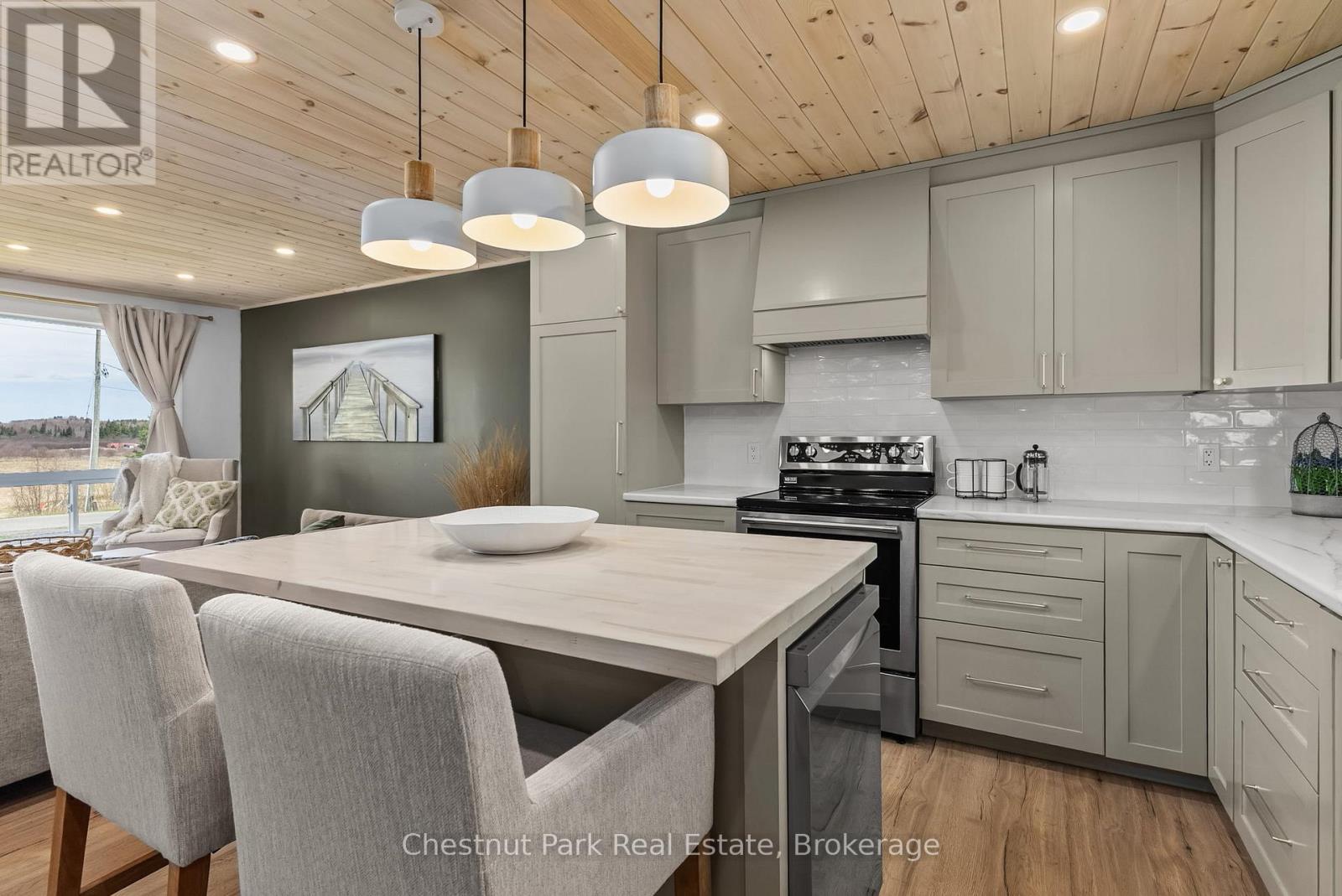 179 Rowanwood Road, Huntsville, Ontario  P0B 1M0 - Photo 3 - X12131127