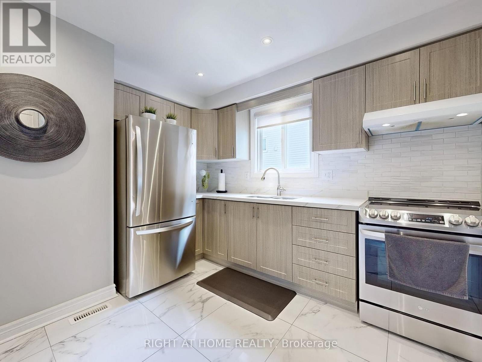 502 Galedowns Court, Mississauga, Ontario  L5A 3H9 - Photo 10 - W12364920
