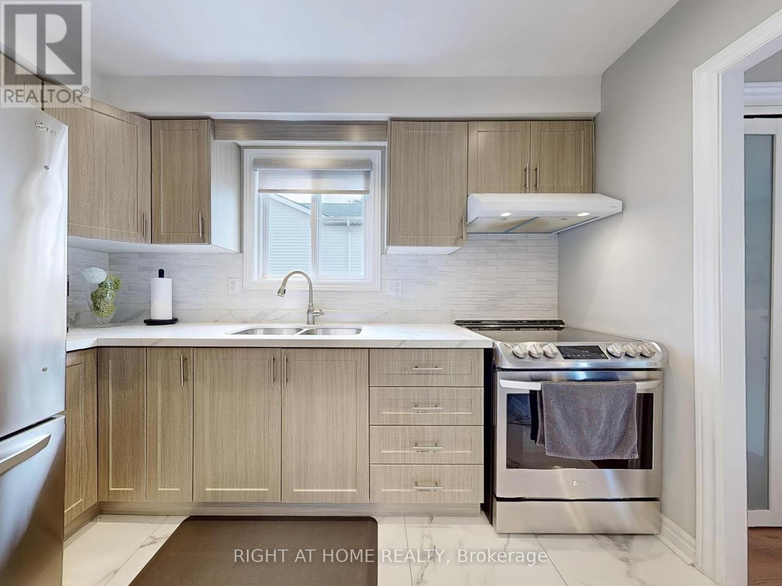 502 Galedowns Court, Mississauga, Ontario  L5A 3H9 - Photo 11 - W12364920