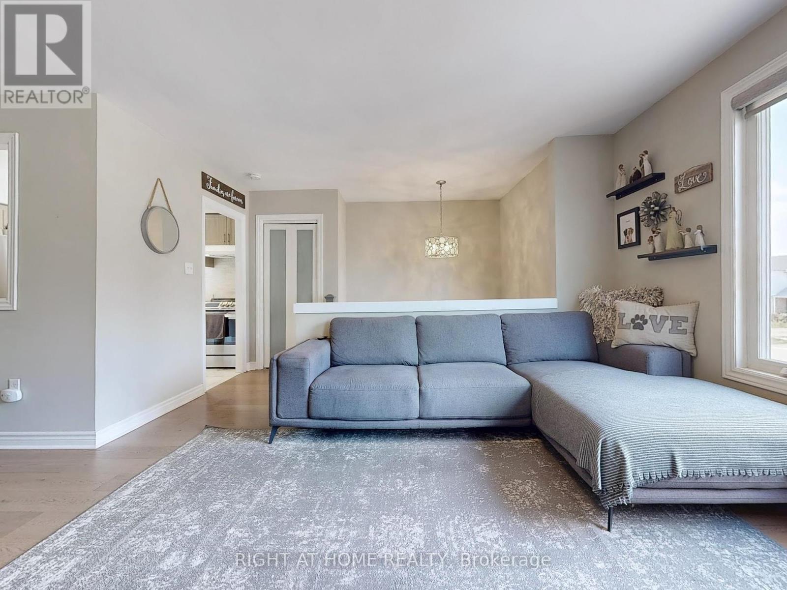 502 Galedowns Court, Mississauga, Ontario  L5A 3H9 - Photo 6 - W12364920