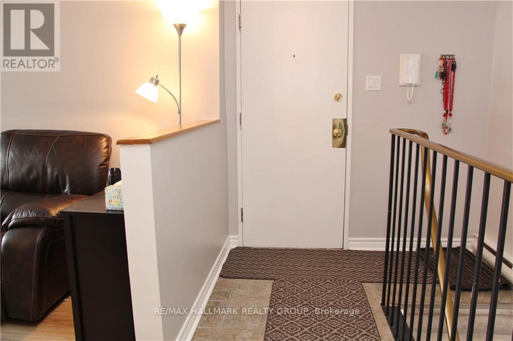 4 - 14 Sweetbriar Circle, Ottawa, Ontario  K2J 2K4 - Photo 2 - X12365076