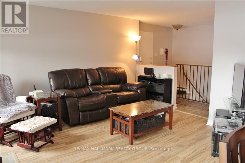 4 - 14 Sweetbriar Circle, Ottawa, Ontario  K2J 2K4 - Photo 4 - X12365076