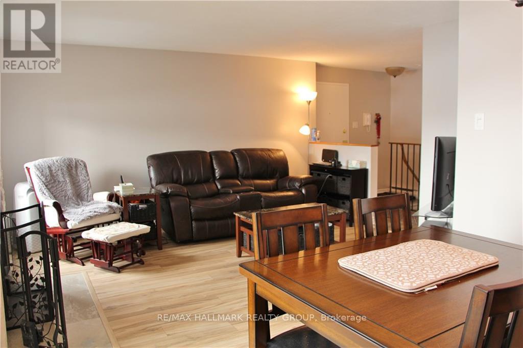 4 - 14 Sweetbriar Circle, Ottawa, Ontario  K2J 2K4 - Photo 5 - X12365076