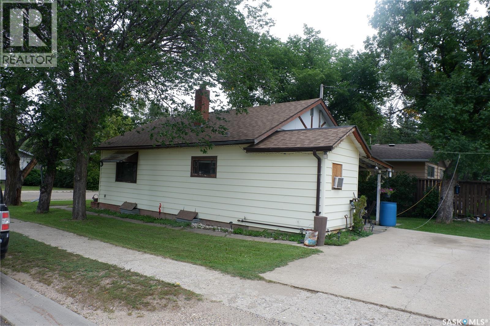 221 7th Avenue W, Assiniboia, Saskatchewan  S0H 0B0 - Photo 3 - SK016501