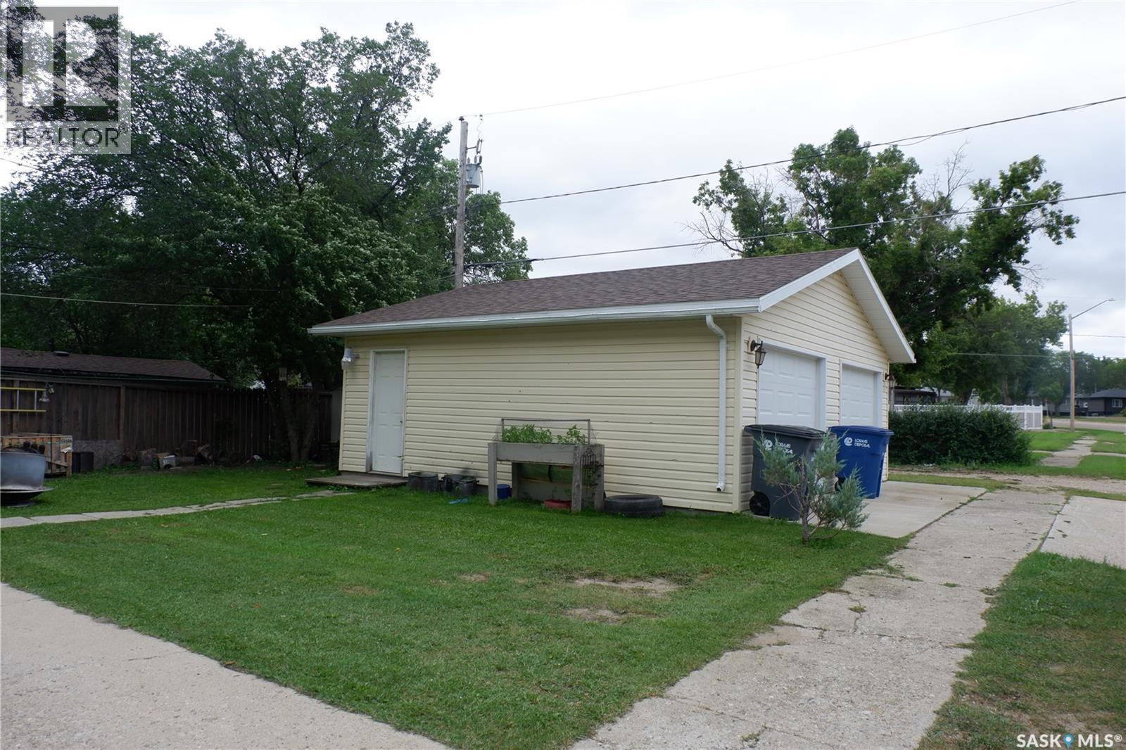 221 7th Avenue W, Assiniboia, Saskatchewan  S0H 0B0 - Photo 4 - SK016501