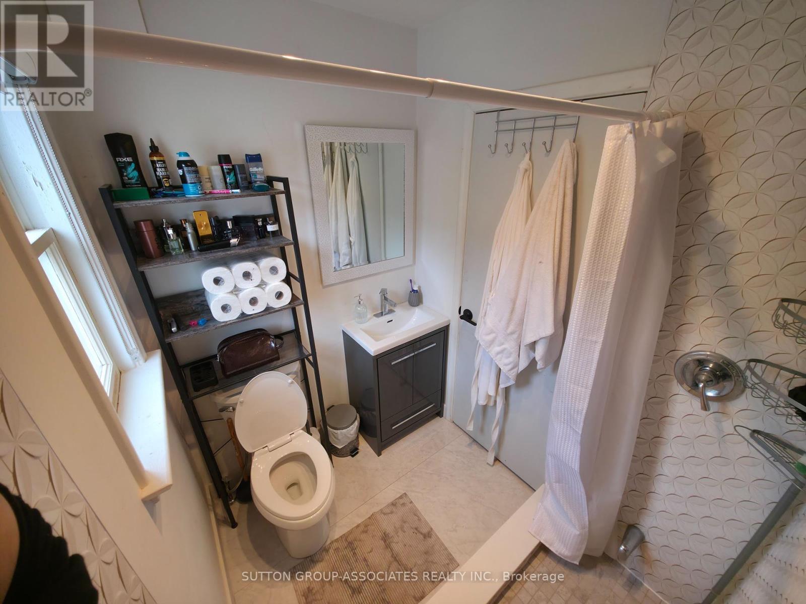 120 Edinborough Court, Toronto (Rockcliffe-Smythe), Ontario  M6N 2E8 - Photo 9 - W12363492