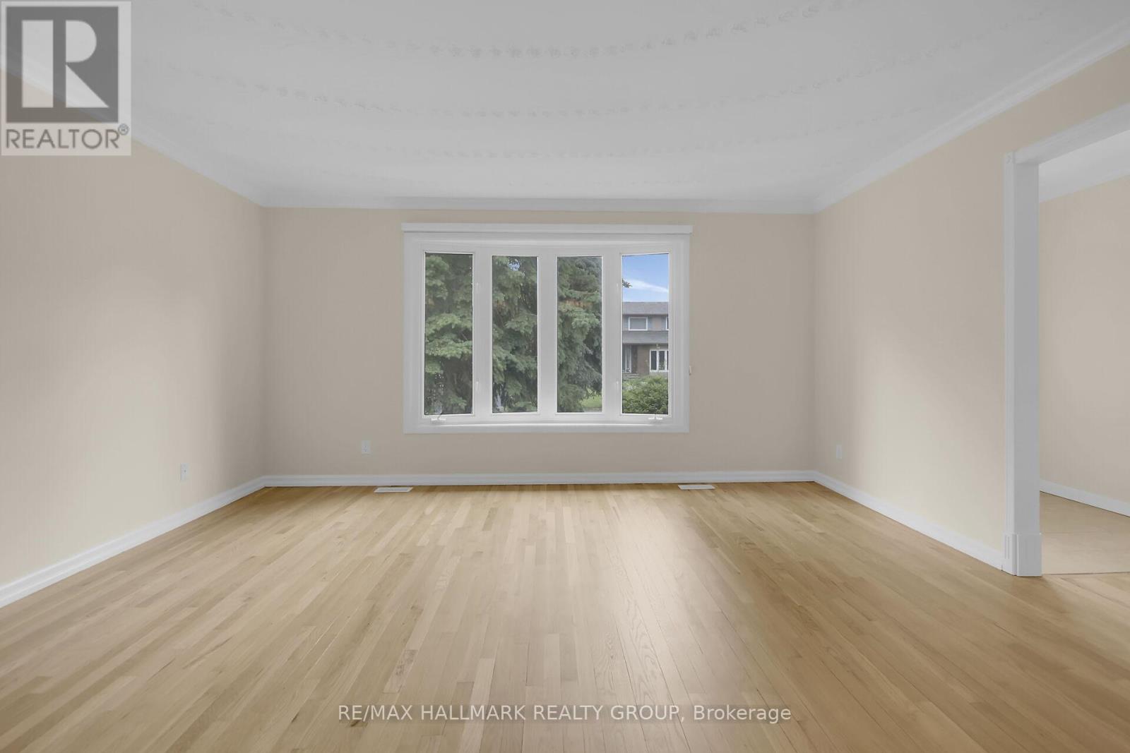 30 Brodeur Crescent, Ottawa, Ontario  K2L 1Z3 - Photo 3 - X12365147