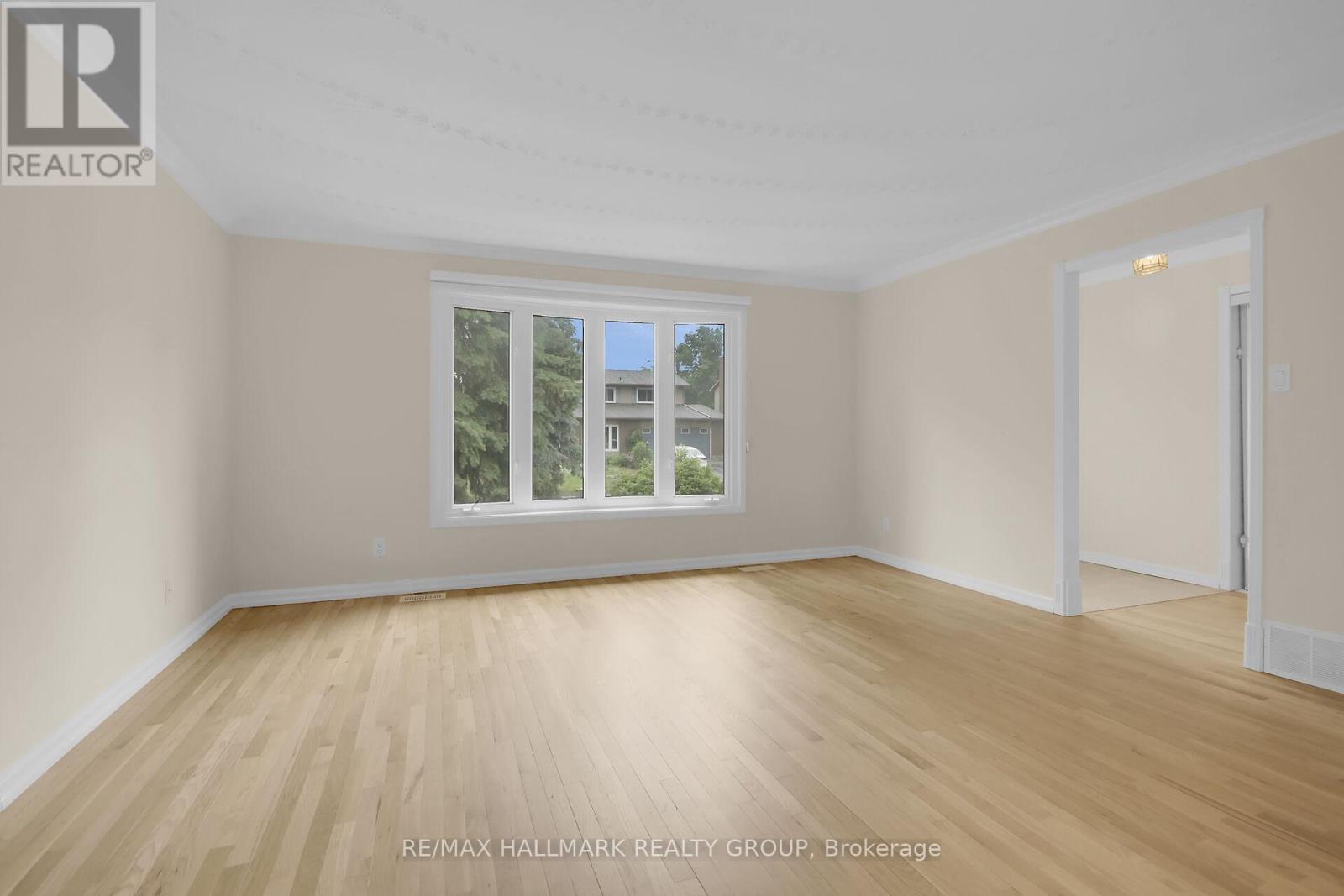 30 Brodeur Crescent, Ottawa, Ontario  K2L 1Z3 - Photo 5 - X12365147