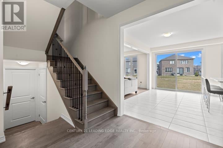 165 Rosanne Circle, Wasaga Beach, Ontario  L9Z 0N1 - Photo 2 - S12365083