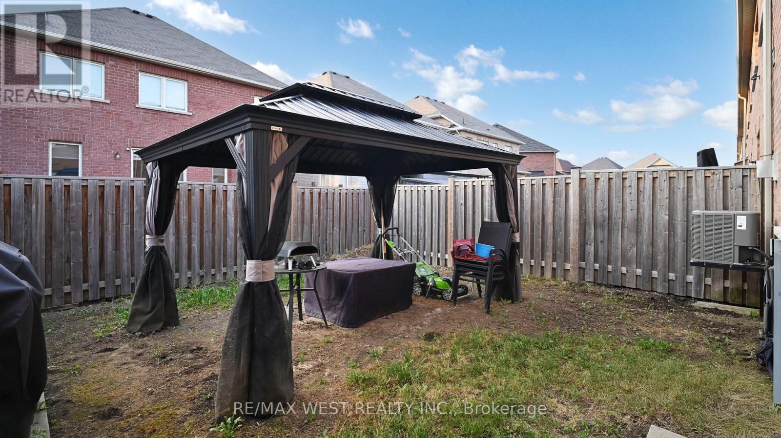 28 Yellowknife Road, Brampton (Sandringham-Wellington North), Ontario  L6R 3X3 - Photo 50 - W12365056