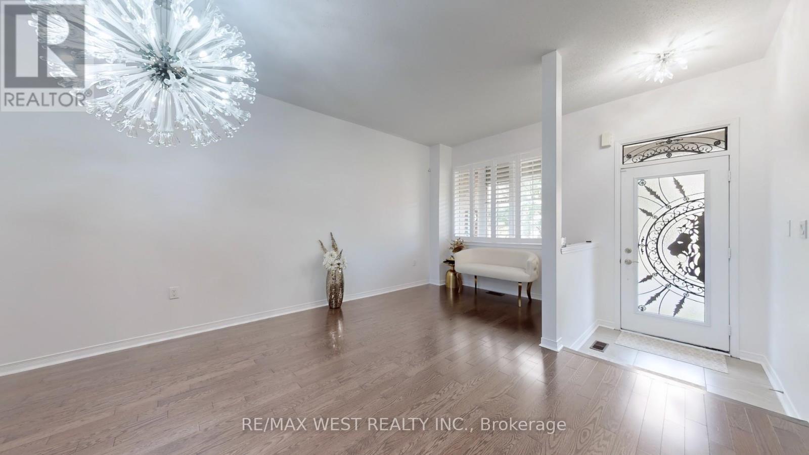 28 Yellowknife Road, Brampton, Ontario  L6R 3X3 - Photo 7 - W12365056