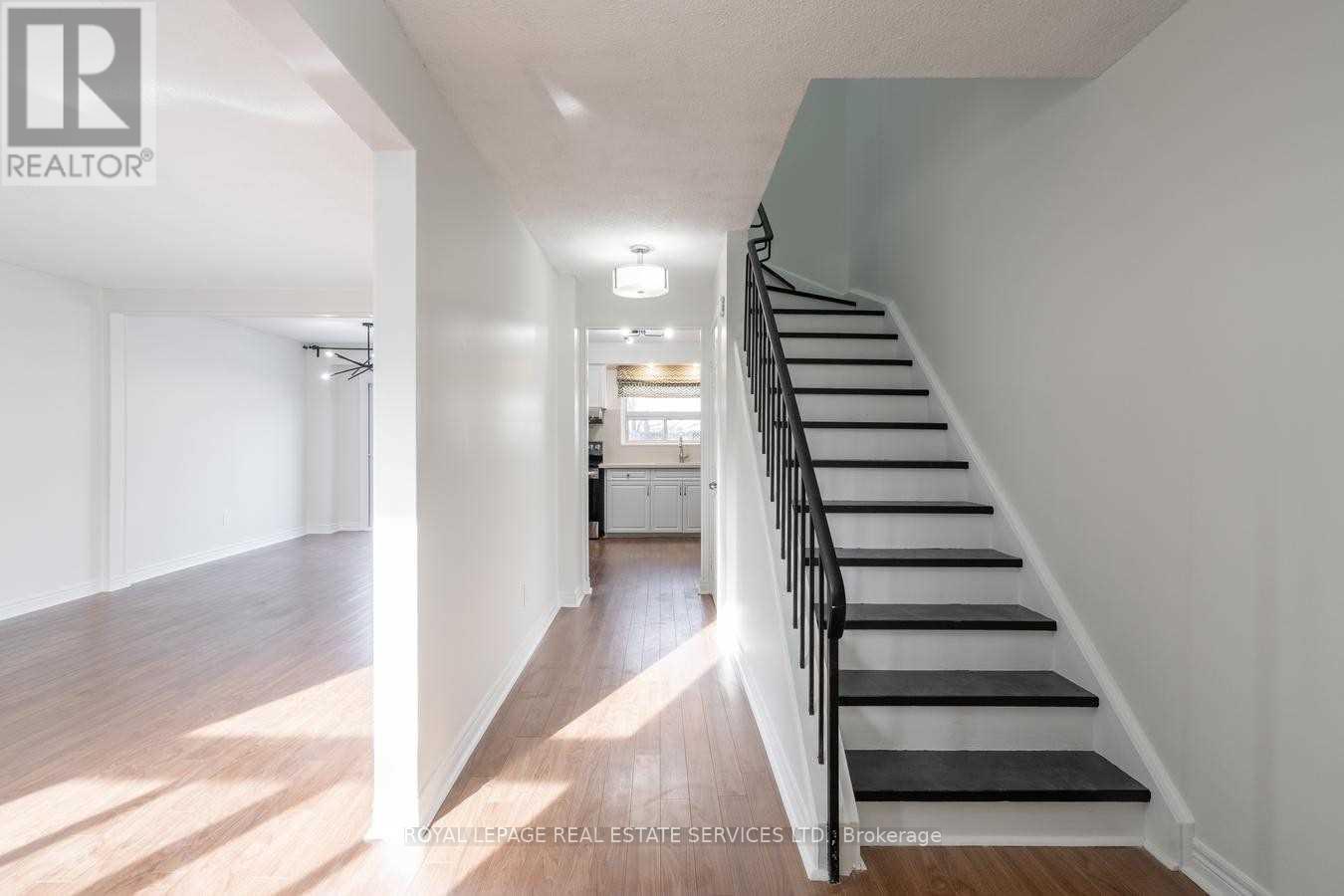 106 - 1050 Shawnmarr Road, Mississauga, Ontario  L5B 3V1 - Photo 3 - W12365133