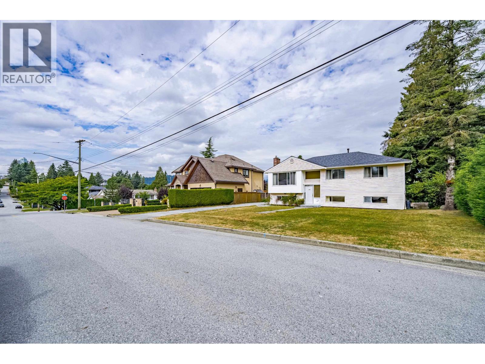 837 Regan Avenue, Coquitlam, British Columbia  V3J 3B1 - Photo 2 - R3040596
