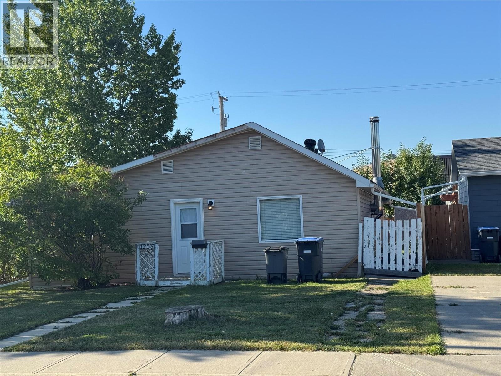 1205 105 Avenue, dawson creek, British Columbia