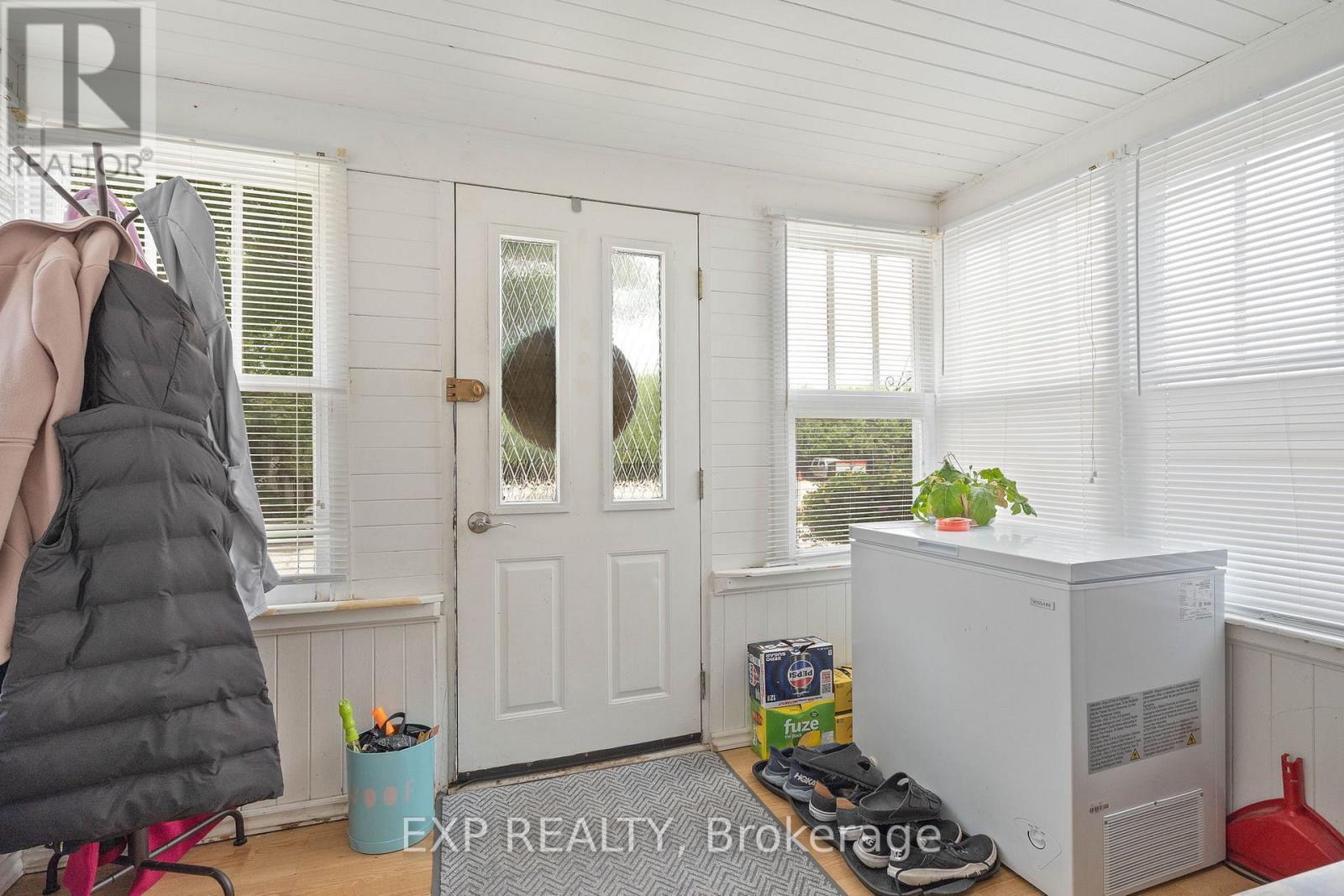166 Mehring Avenue, West Elgin, Ontario  N0L 2P0 - Photo 6 - X12365286