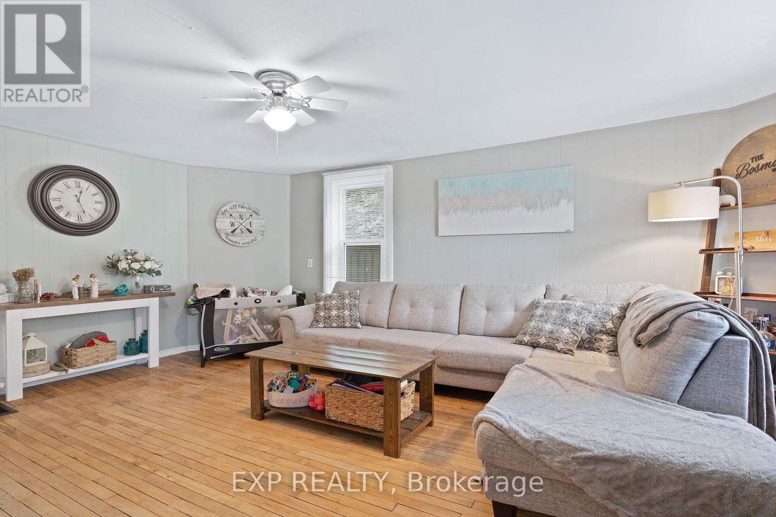 166 Mehring Avenue, West Elgin, Ontario  N0L 2P0 - Photo 7 - X12365286