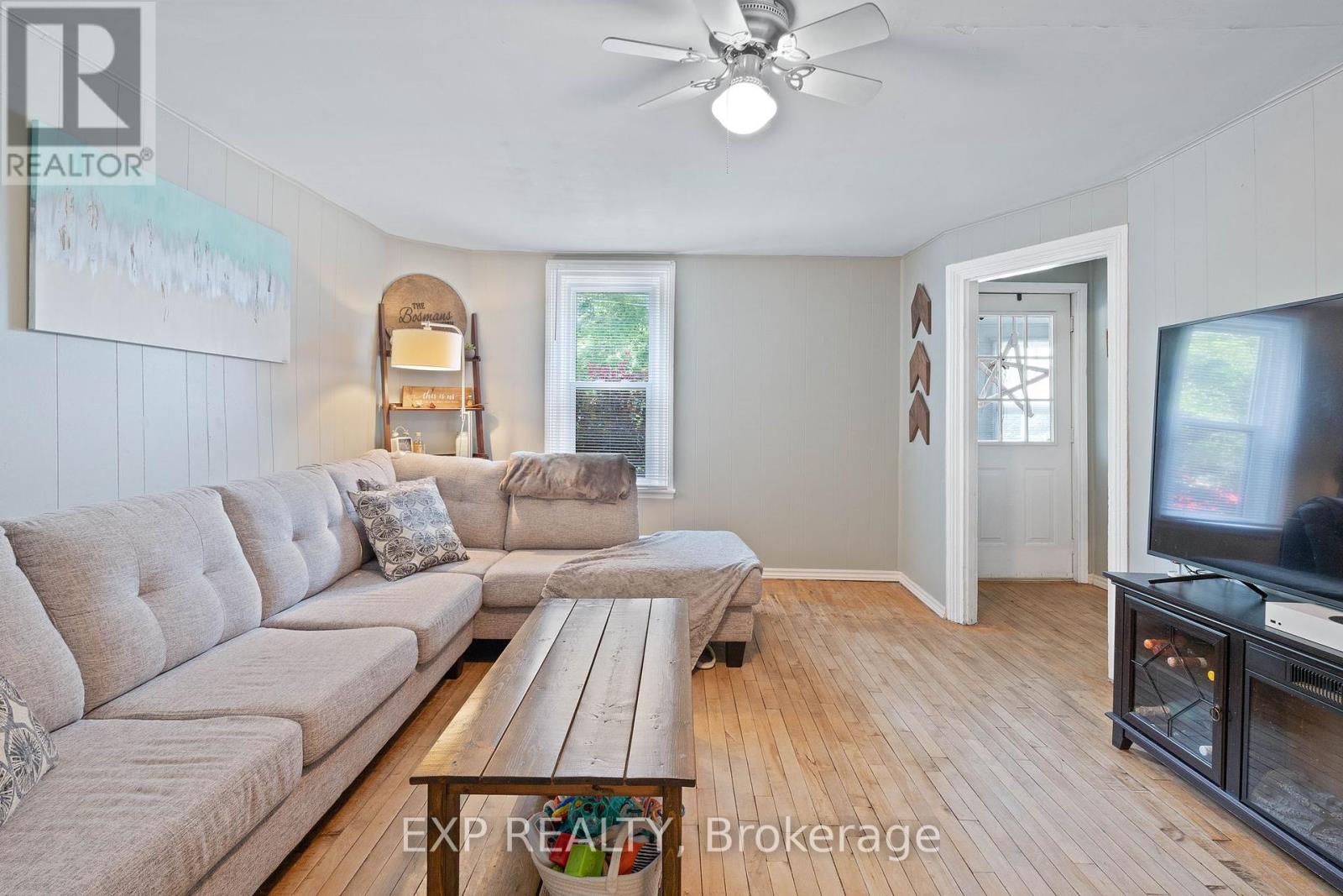 166 Mehring Avenue, West Elgin, Ontario  N0L 2P0 - Photo 9 - X12365286