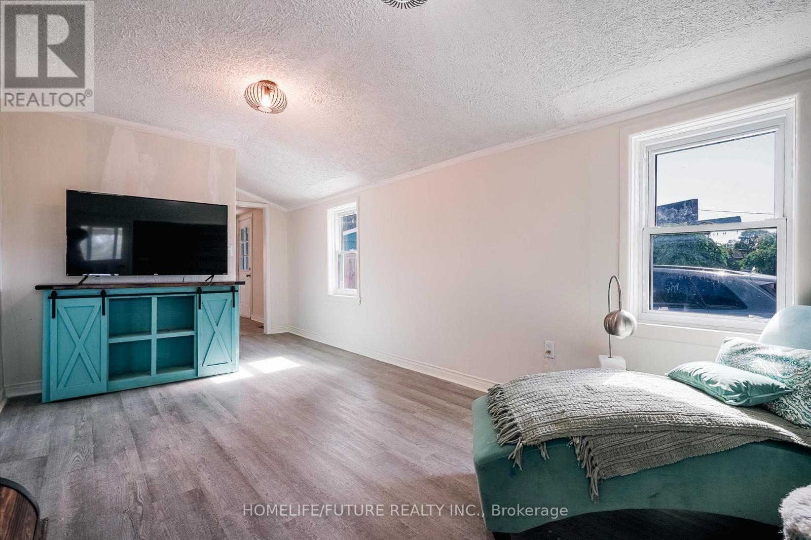 9 Toronto Road, Port Hope, Ontario  L1A 3R4 - Photo 7 - X12365246