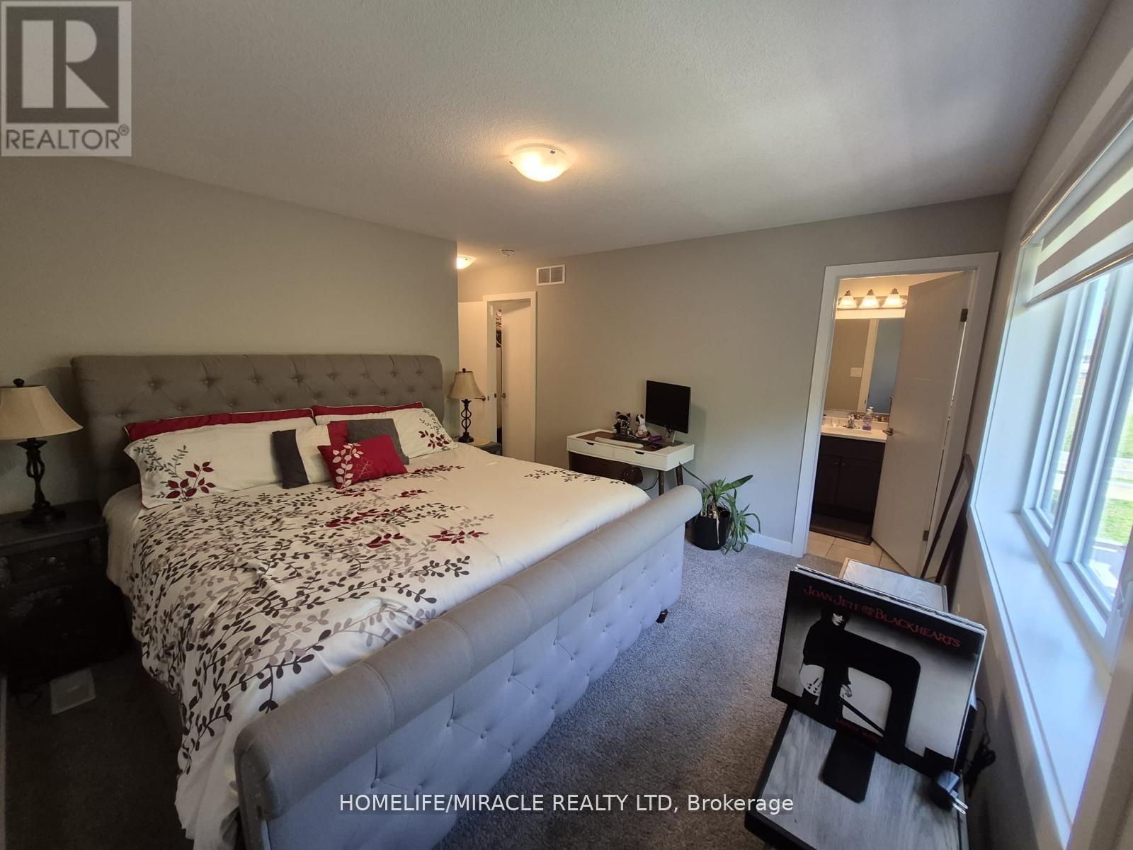886 Robert Ferrie Drive, Kitchener, Ontario  N2R 0P2 - Photo 14 - X12365297
