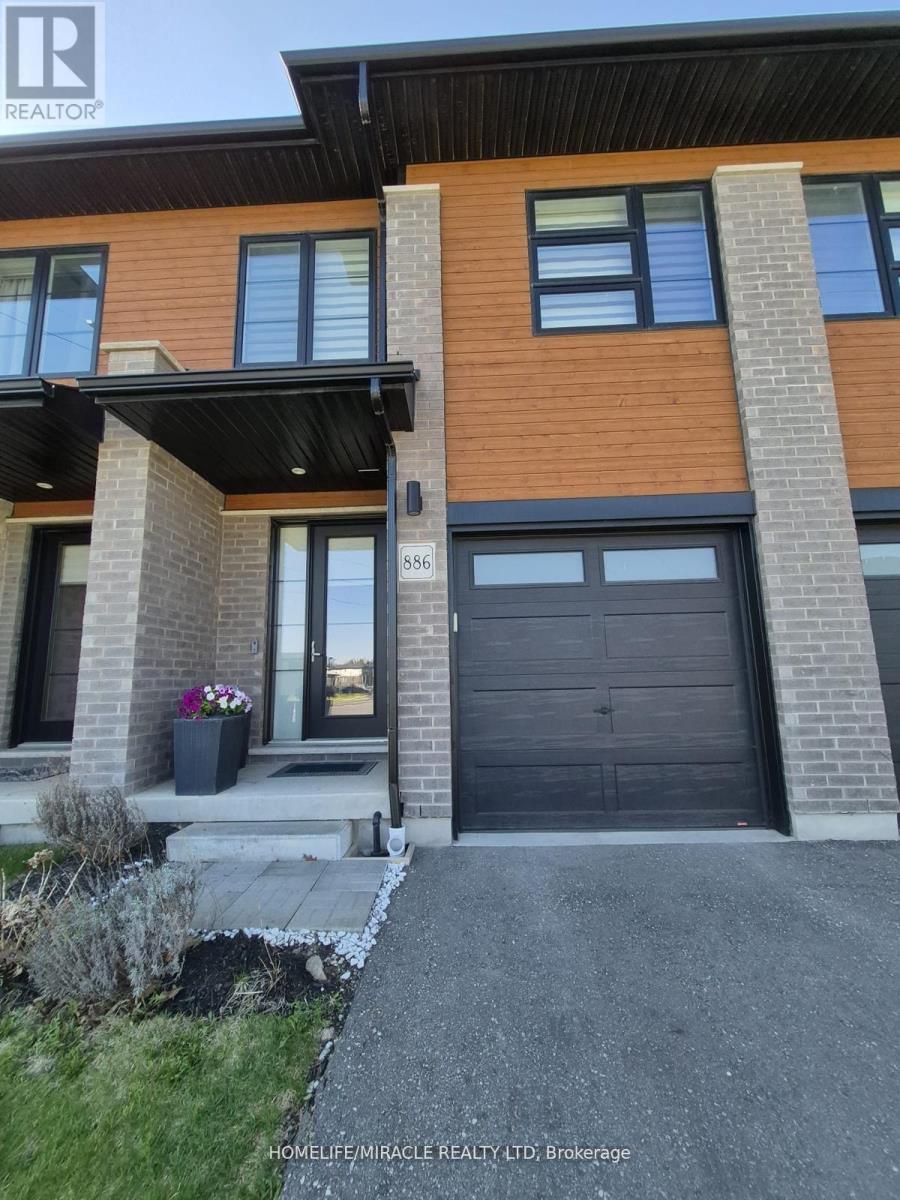 886 Robert Ferrie Drive, Kitchener, Ontario  N2R 0P2 - Photo 2 - X12365297