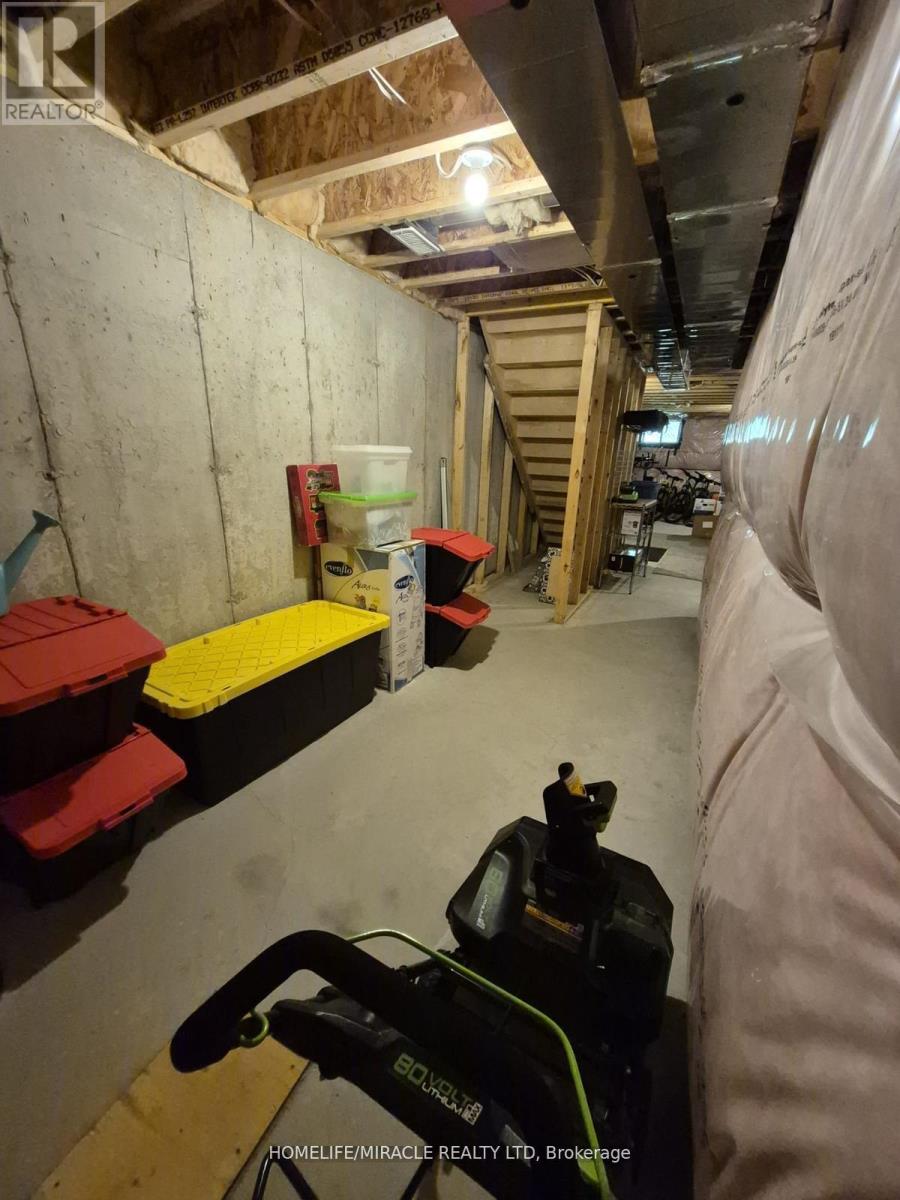 886 Robert Ferrie Drive, Kitchener, Ontario  N2R 0P2 - Photo 37 - X12365297
