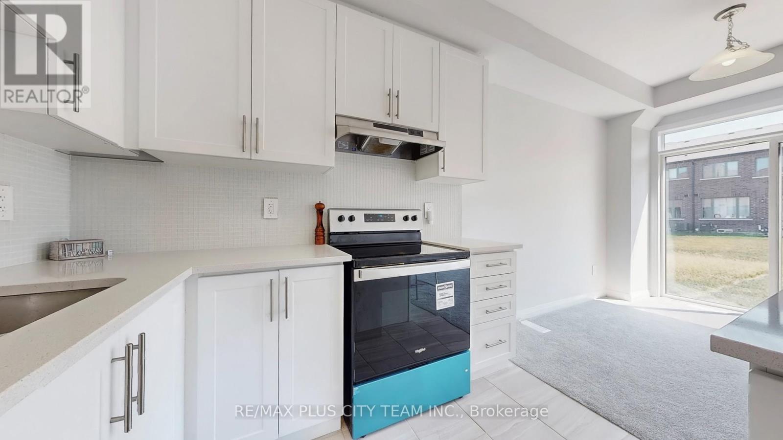 32 Keenan Street, Kawartha Lakes, Ontario  K9V 6C2 - Photo 10 - X12365336