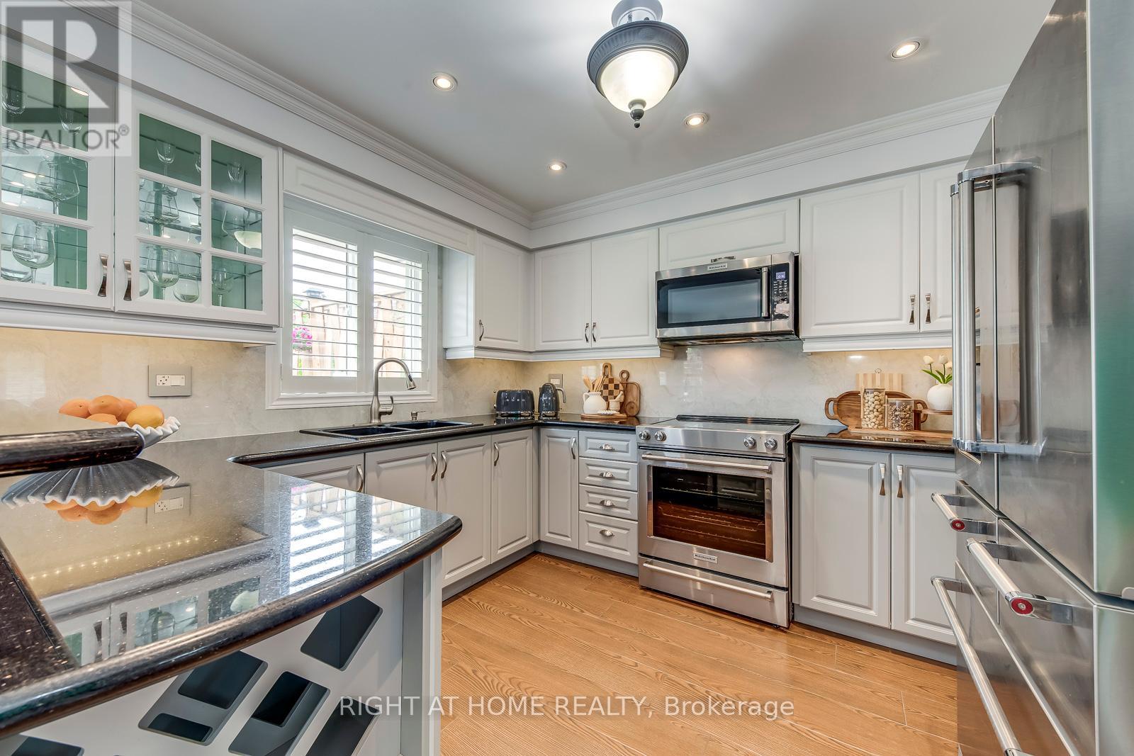 3349 Grand Park Drive, Mississauga (Fairview), Ontario  L5B 4C9 - Photo 6 - W12284597