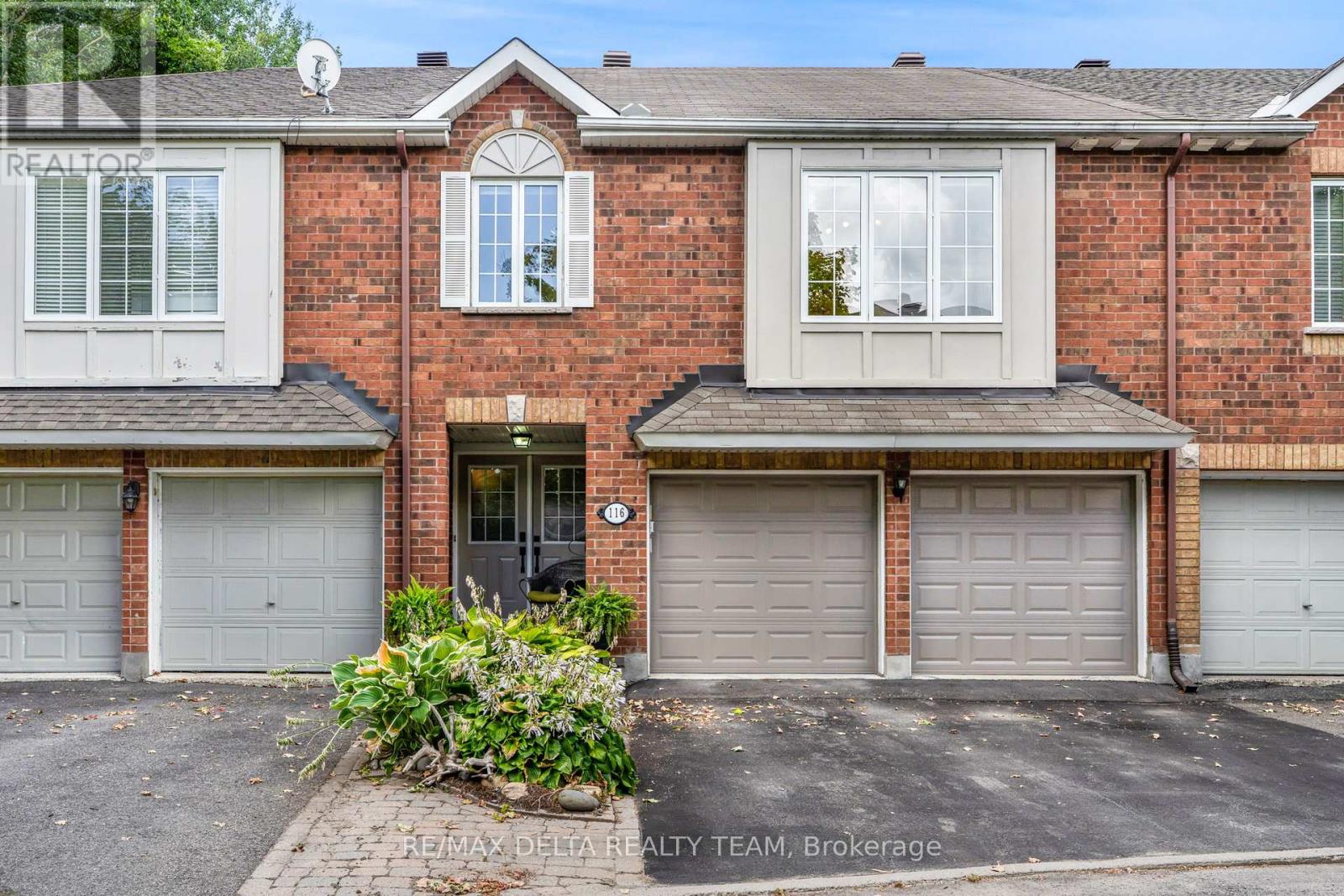 Property at 116 GLADEVIEW PRIVATE image 1