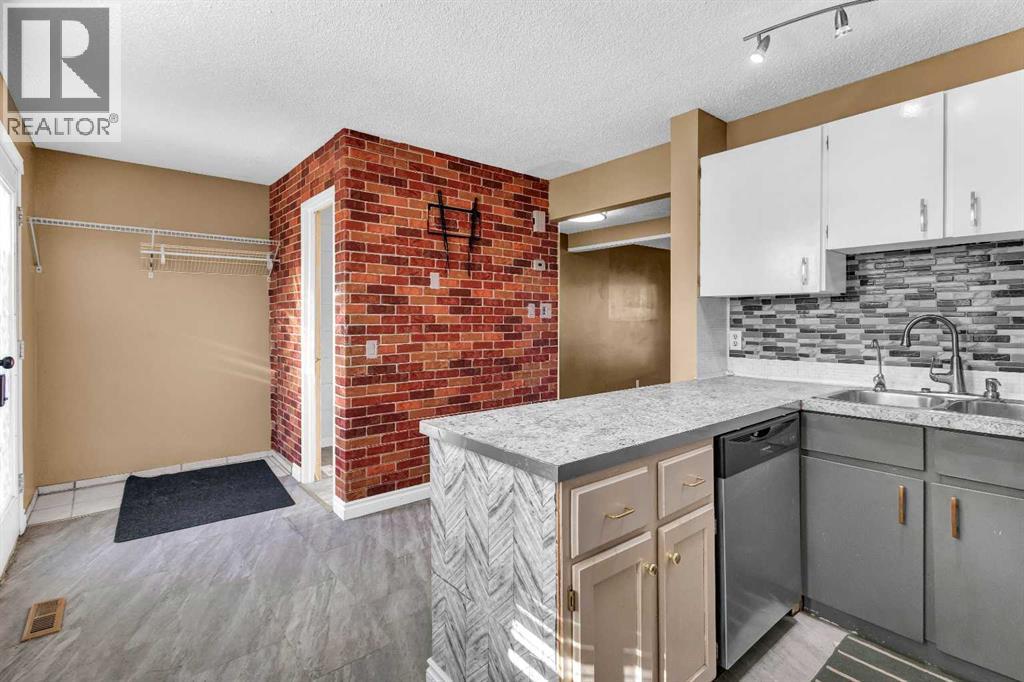 32 Erin Mount Crescent Se, Calgary, Alberta  T2B 2S3 - Photo 14 - A2251705