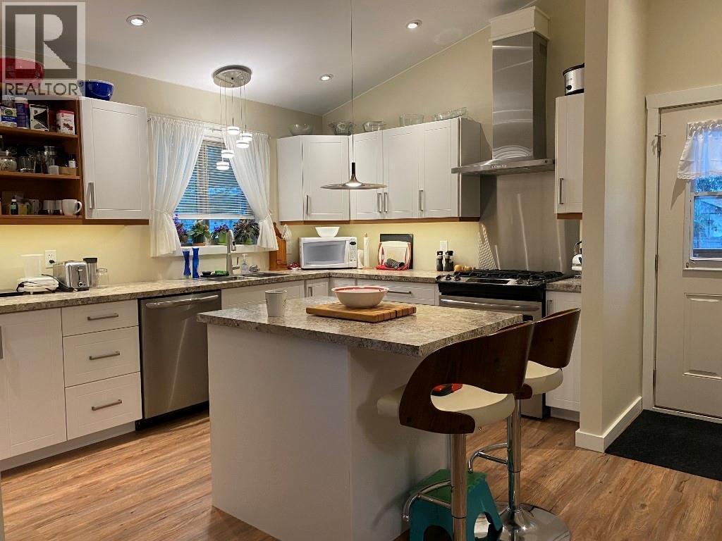 4045 Vale Avenue, Grand Forks, British Columbia  V0H 1H5 - Photo 2 - 10348700