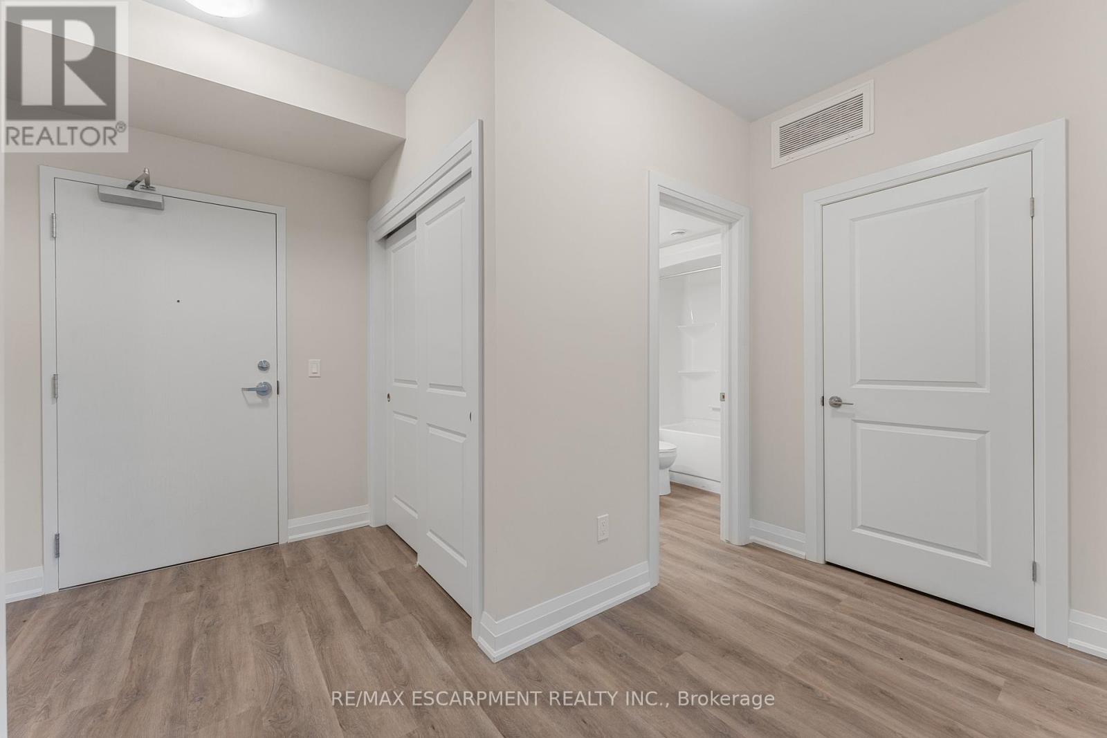403 - 118 Summersides Boulevard, Pelham, Ontario  L0E 1E1 - Photo 14 - X12365377